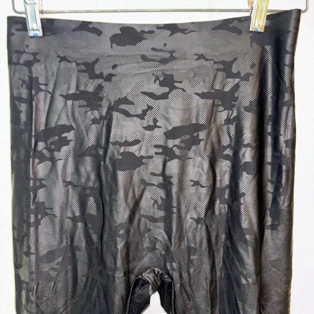 HUE LEGGINGS Sleek Effects Layering Weightless Hi Rise Black Camo Large $58 -NWT